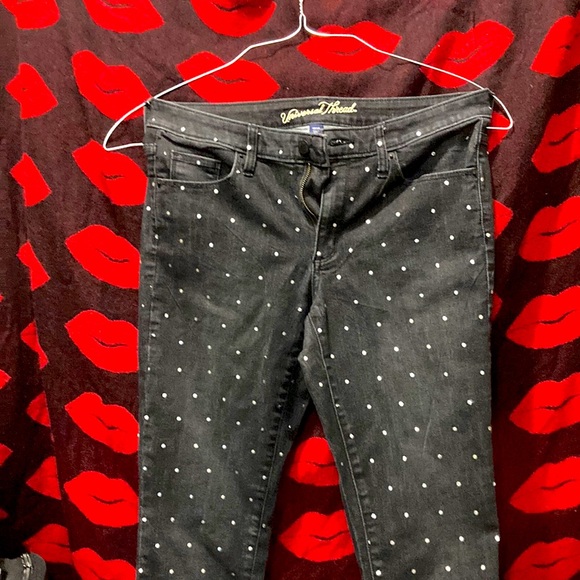 Universal Thread - Picture 1 of 2